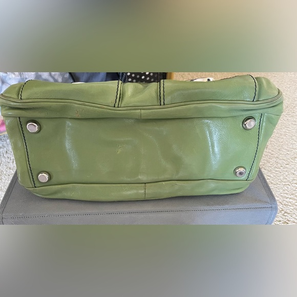 CLOSET CLOSEOUT Marc Jacobs, green handbag, tote, carryall. Multi sectional. - Picture 6 of 6